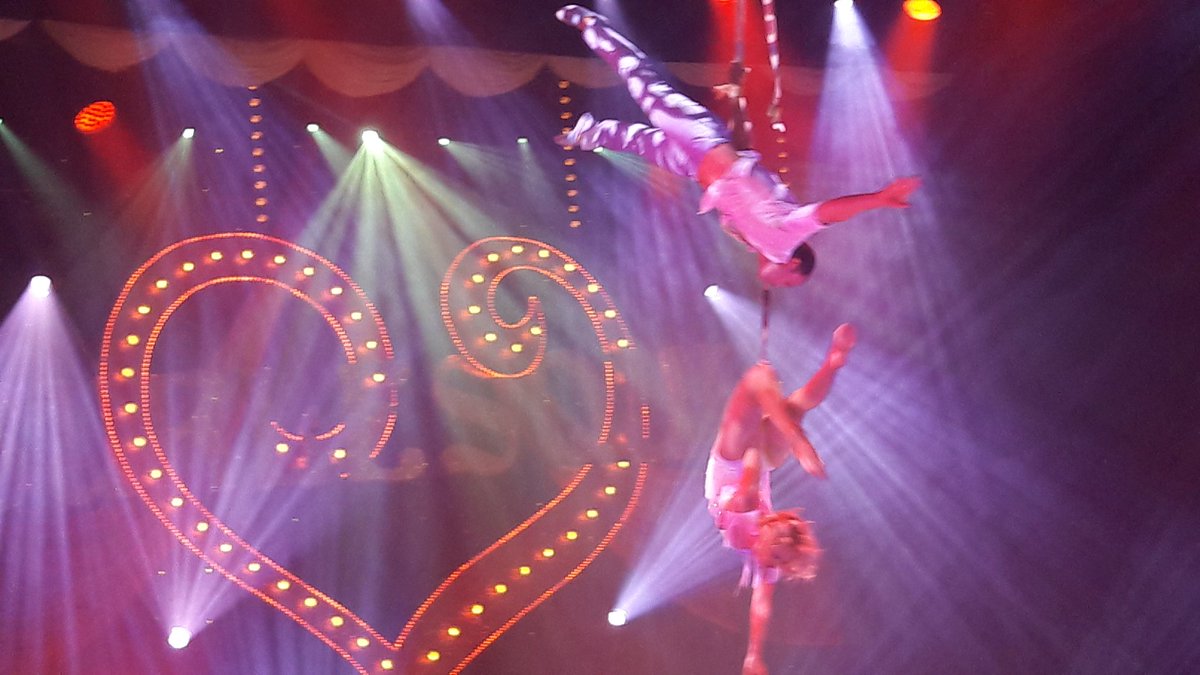 DukKarin's tweet photo. Heute war ich im #Roncalli#Apollo#Variete#Düsseldorf eine super frivole unterhaltsame Show. https://t.co/hjLwTVV77l