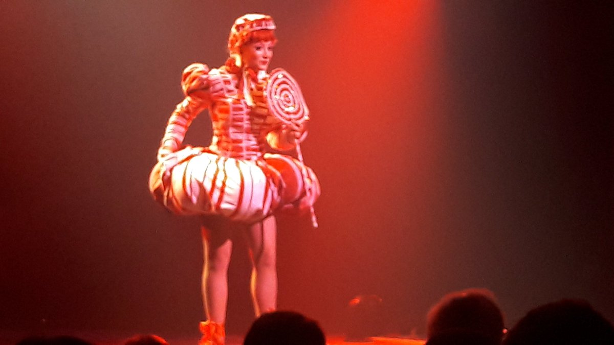 DukKarin's tweet photo. Heute war ich im #Roncalli#Apollo#Variete#Düsseldorf eine super frivole unterhaltsame Show. https://t.co/hjLwTVV77l