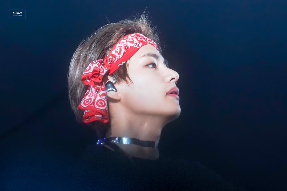 _nuna_V's tweet photo. 181006 LYS tour in NewYork
태형이 목에 리본이 스르륵~~✨
#이삐사진전 #태형 #태태 #뷔 #V #BTS 
@BTS_twt https://t.co/uwJIwQEVt4