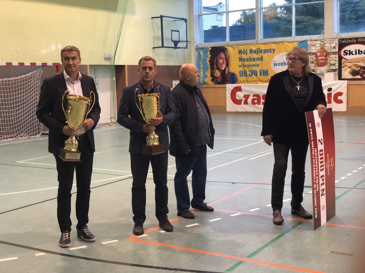 rd_futsal's tweet photo. Prezes Pomorskiego ZPN Radosław Michalski wręczy puchar za wygranie rozgrywek 1 ligi https://t.co/83P22YUzUT