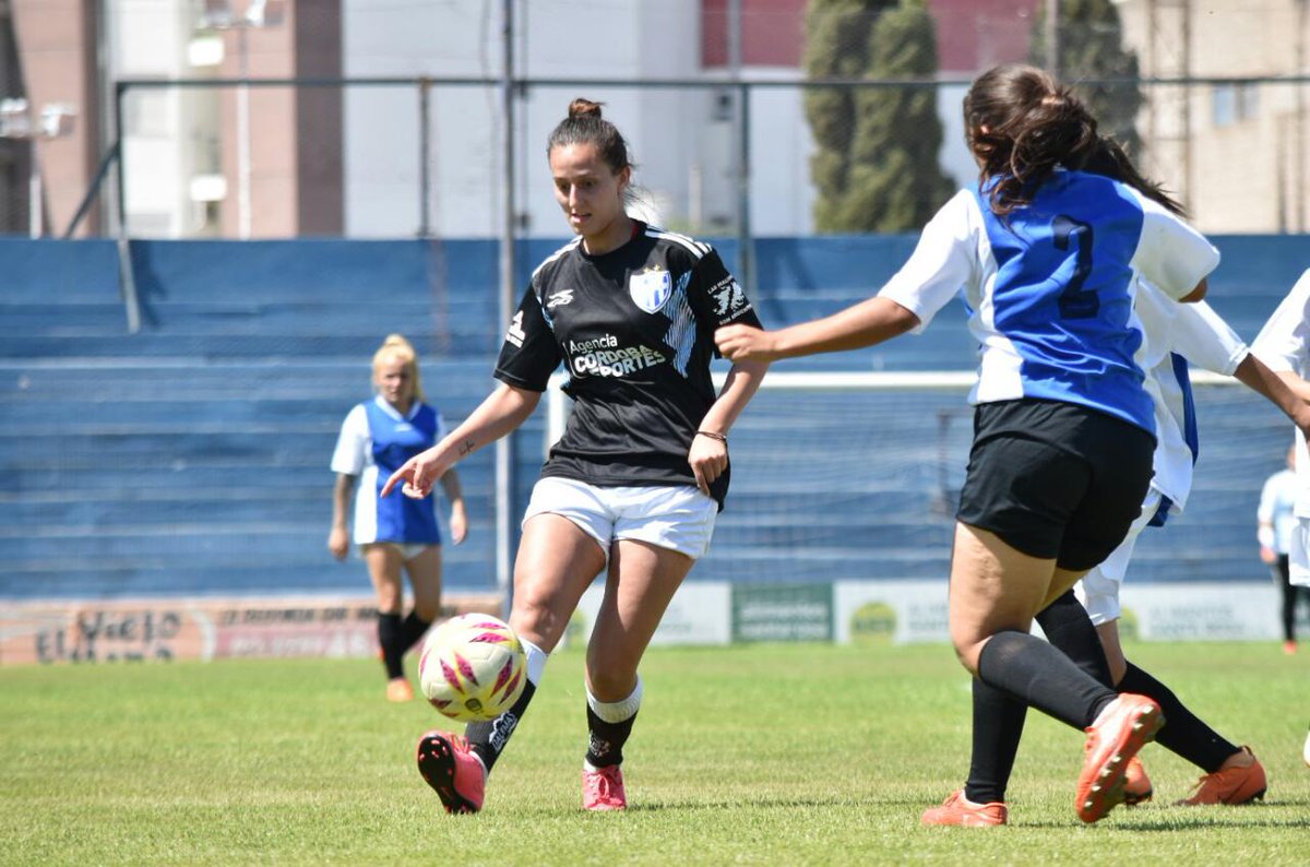 Fútbol Femenino: El elenco dirigido por Dino Garay obtuvo el boleto al Torneo Nacional que se desarrollará en Mendoza. La Selección de la <a href="/LigaFutbolRIV/">LigaFutbolRioCuarto</a> se hizo fuerte de local y se quedó con el primer lugar del Triangular de la Región Centro ligafutbolriocuarto.com.ar/#!/-futbol-fem…