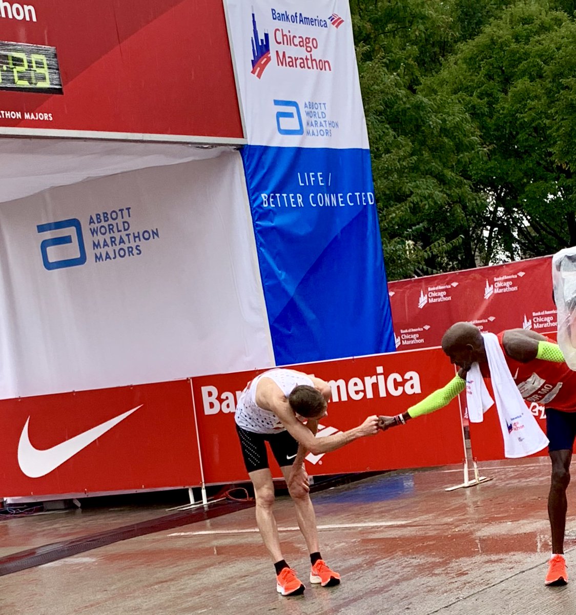 The camaraderie between our runners is one of the many reasons we love this sport! Congrats to both 2018 #ChicagoMarathon champ <a href="/Mo_Farah/">Sir Mo Farah</a> and top American #GalenRupp on their impressive runs today! 👊