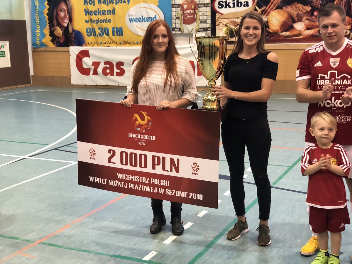 rd_futsal's tweet photo. gratulacje otrzymały również przedstawicielki Red Devils Ladiesza zdobycie Vice Mistrzostwa Polski w Beach Soccera kobiet, Klaudia Węglewska i Magdalena Szpera https://t.co/dESbyFLkNc