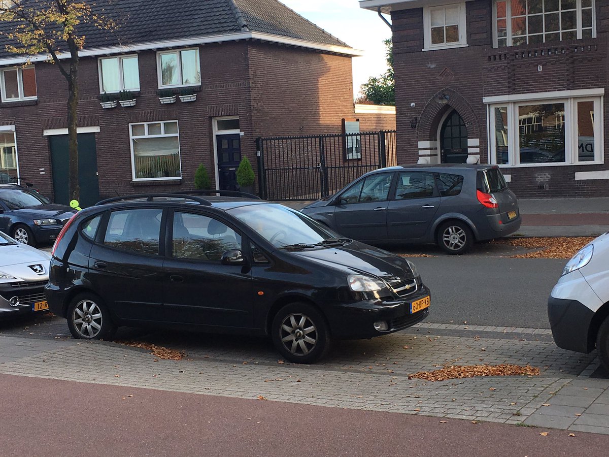 lievelisea's tweet photo. @PolitieEhv @Toezicht040 Kan iemand antwoord geven? Gemeente doet niets behalve @Toezicht040 extra laten surveilleren. Lost voor ons niets op! Gemiddeld 5x in de week kunnen we onze oprit niet meer op of af! #zeelsterstraat https://t.co/FpW9445NMR