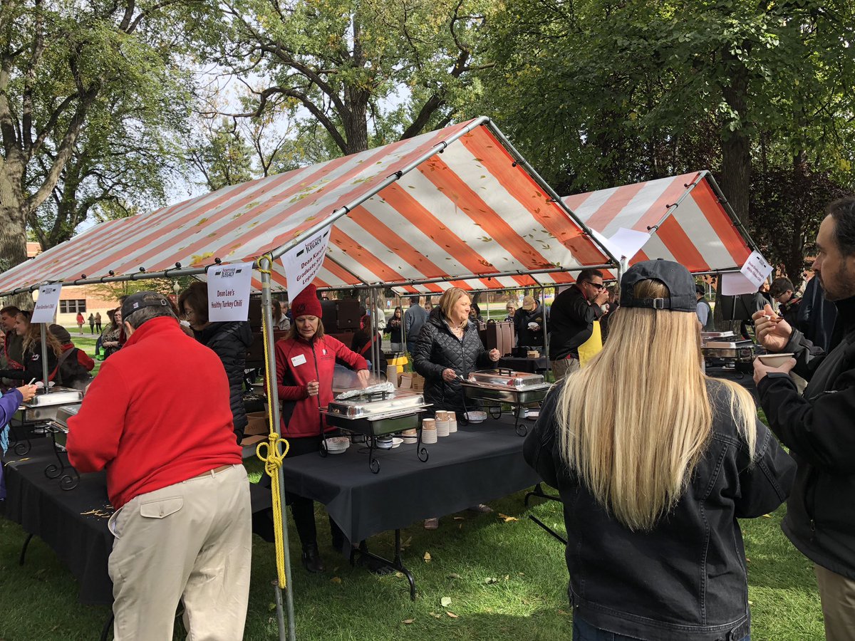 DrBrendaAH's tweet photo. Reflecting on more great highlights from @MSUMoorhead #Homecoming2018 One of my favorite traditions, the Dean’s @MSUMOkHee @MSUMDenise @MSUMCSHEdean @MSUMRandyCagle @MSUMLisa @ADDougPeters Chili Feed. Special thank you to @MSUMDining for your support. https://t.co/8igisGTTPQ