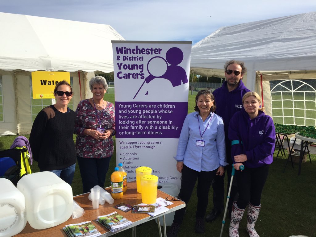 Paulaaarrrr's tweet photo. Congratulations to all runners today who completed the @ClarendonM and thanks to the many volunteers who took part! Inc @WIN_YoungCarers on refreshment &amp; banana duty! 😁
Well done to Winchester &amp; District Athletics team - 1st relay team, and thanks to @MayorWinchester ! https://t.co/Mq76TntaF9
