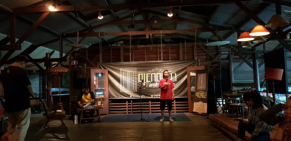 Keseruan malam ini. Malam puisi serentak untuk #palukuat dan #donggalakuat sekaligus ulang tahun yogya ke 262.

Terima kasih banyak antusiasmenya teman teman. Sampai bertemu lagi!