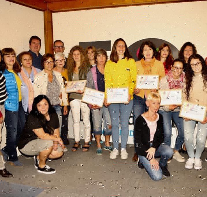 FundacionSanPru's tweet photo. Todas las mujeres piloto y tripulantes recibiendo diplomas por su participación en la I Regata Internacional de Globos Aerostáticos de #VitoriaGasteiz  #globosvitoria #GlobosAerostaticos #RIGVitoria #LasmujeresPiloto https://t.co/ygWGlI6xYp