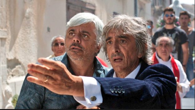 nsantese's tweet photo. Una storia che sa di memoria, ricordo e nostalgia. Un ritorno alle origini e al passato, sullo sfondo di un sud lacerato e ferito che ci portiamo dentro.
#SergioRubini con uno sguardo esprime tutto: riso, pianto, amarezza e ironia.
Da vedere. #ilbenemio di @pippomezzapesa https://t.co/gDlS7aWkAp