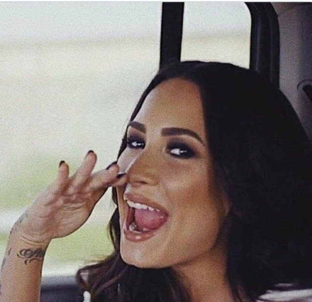 DemiArmy_Spain's tweet photo. Voto por  Demi Lovato #ArtistaFavoritoCrossover  para #LatinAMAs 2018 https://t.co/bb7jF0t7L1