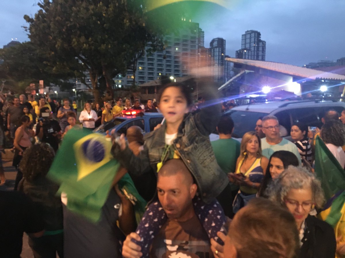 #Brasil #Elections #Rio Les premiers sondages sortie des urnes tombent et la foule devant la demeure du candidat Bolsonaro exulte. Klaxons, drapeaux et hymne national