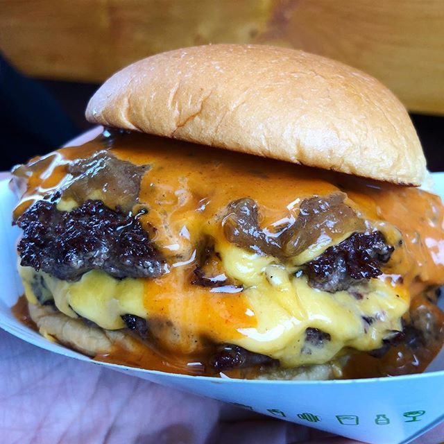 sharibayer's tweet photo. Oh my! @shakeshack x @pizzalovesemily = #EMMY #ShackBurger @infatuation’s @eeeeeatscon. Super messy #deliciousness!! Thanks, @mark_rosati! #eeeeeats #eeeeeatscon #latergram #believethehype #YUM #napkinplease #goodtoshare #doublecheeseburger #cheeseburger… https://t.co/TeMR3AnX27 https://t.co/egWDupKvm0