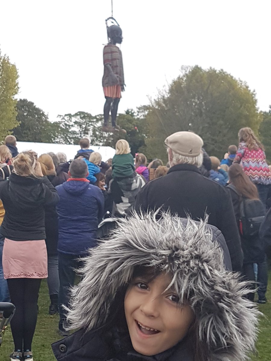 nazihaSai's tweet photo. #smithdownextra
#LiverpoolGiants
Dina enjoyed #giantspectacle this week end. It was amazing πππ https://t.co/DeRV6FXaap