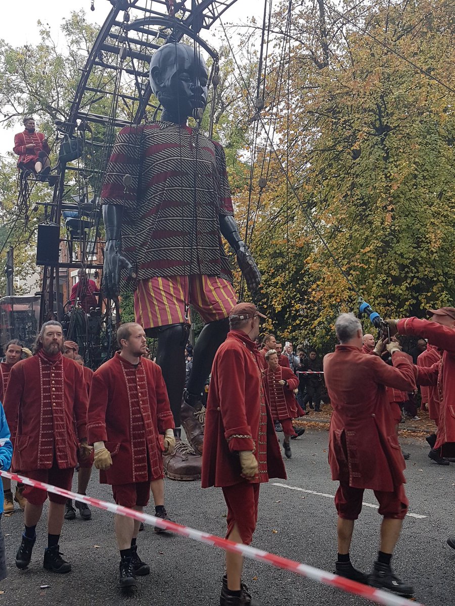 nazihaSai's tweet photo. #smithdownextra
#LiverpoolGiants
Dina enjoyed #giantspectacle this week end. It was amazing πππ https://t.co/DeRV6FXaap