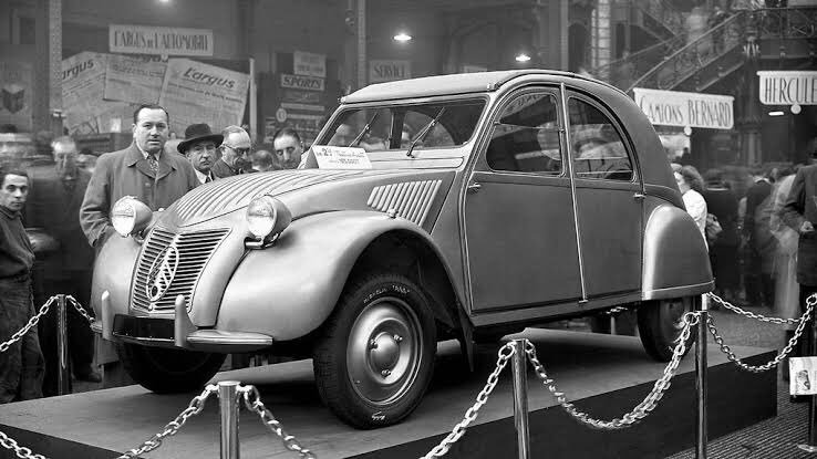 RumBat's tweet photo. 70 yıl önce dün, @MondialAuto #paris fuarında 7 Ekim 1948 sabahı @Citroen DöŞövo #2CV lansmanı yapılmıştı. Avrupa’nın ilk gerçek #economic otomobili ortaya çıkarılmıştı. @CitroenTurkiye #TinSnail #Ente #DueCavalli #deuche #dodoche #emblématique des #voituresfrançaises #icone https://t.co/sIVJljriCJ