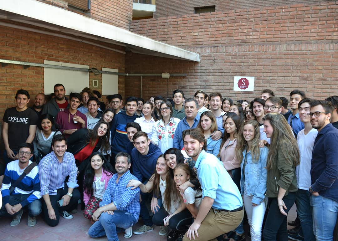 valepellizzon's tweet photo. Proyecto #SerLegisladoresPorUnDia

Estamos convencidos de que no solo somos el futuro, también somos el presente. Por eso nos formamos como dirigentes políticos 💪

#Sepyf 
#FUNPAI https://t.co/iNoWz7t4L4