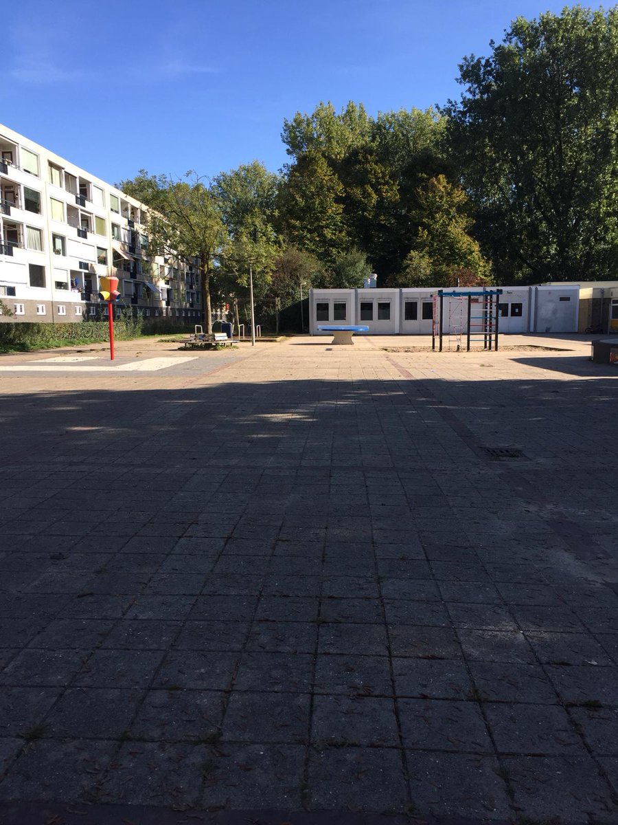 WALHALLAb_NL's tweet photo. Maandag maquettes maken met #scholieren, #leraren, buurtbewoners in #Arnhem. Waarom? Die grijze, grauwe schoolpleinen moeten eraan geloven! Na het succes van #degeheimetuin pakken wij met @WalhallabA flink door in #Arnhem

@raadArnhem 
@gemeentearnhem 
@ahmedmarcouch 
#onderwijs https://t.co/4MZMxHHFTx