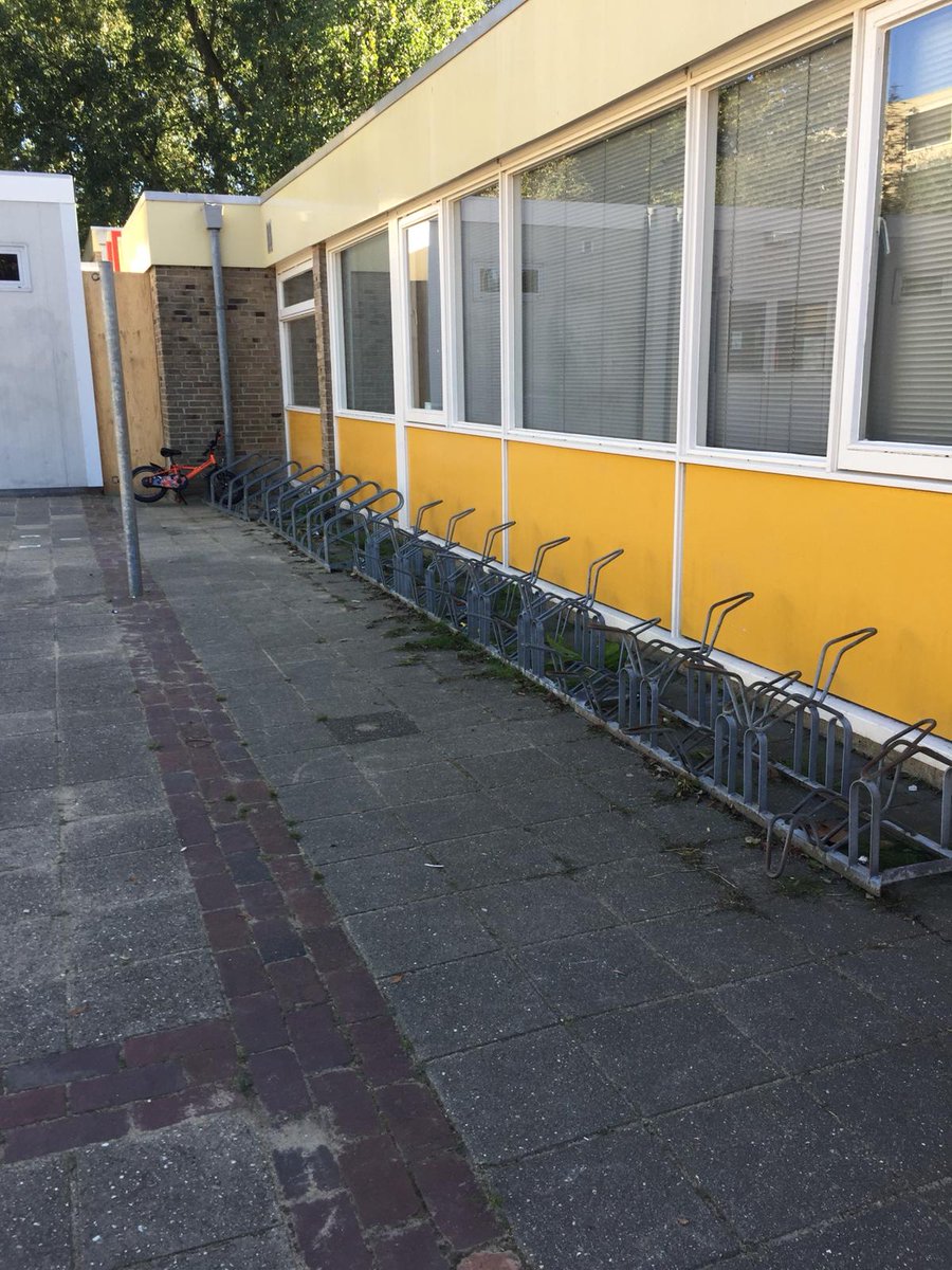 WALHALLAb_NL's tweet photo. Maandag maquettes maken met #scholieren, #leraren, buurtbewoners in #Arnhem. Waarom? Die grijze, grauwe schoolpleinen moeten eraan geloven! Na het succes van #degeheimetuin pakken wij met @WalhallabA flink door in #Arnhem

@raadArnhem 
@gemeentearnhem 
@ahmedmarcouch 
#onderwijs https://t.co/4MZMxHHFTx