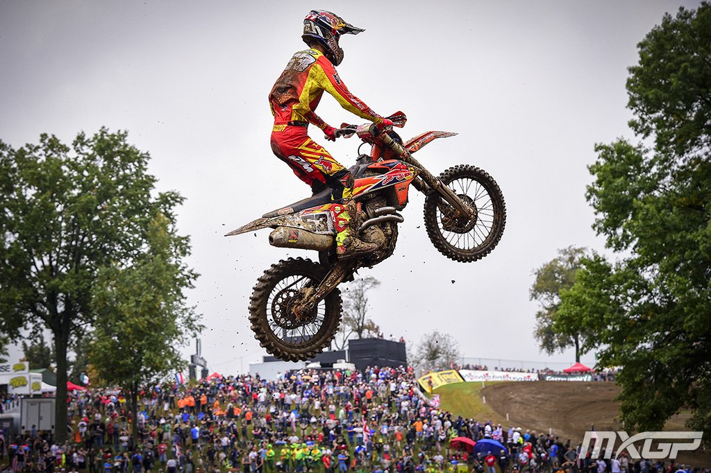 Otro día inolvidable: tercero en las dos mangas, victoria en MX2 y buen resultado (octavos) del #TeamESP 🇪🇸 #MXON2018 
Another unforgettable day: P3 in both motos, victory in MX2 and good result (eighth) for the Spanish Team #RedBudMX 🇺🇸