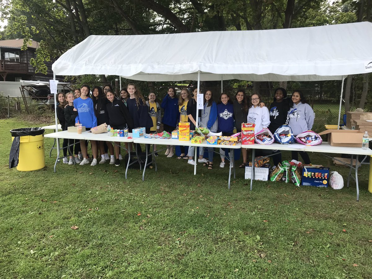 ms_heuer's tweet photo. Great job to the Class of 2022 for selling pizza, refreshments and goodies at our home football game yesterday! #classadvisor #classof2022 #letsgoKnights https://t.co/aRhwvgTbhw