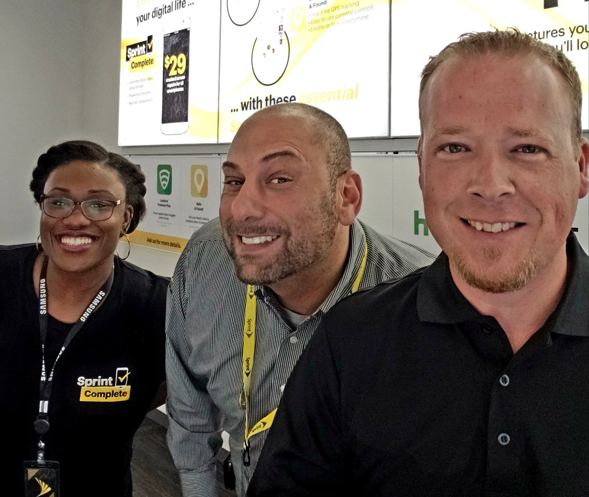 bbeadl01's tweet photo. #managerswap Great day working in our beautiful Frandor location! These guys are great! Did I mention we swapped over 3 At&t lines today? #SprintFam @tracySprint @mark_nachman @MartyHayes11 https://t.co/OE76m4COpy