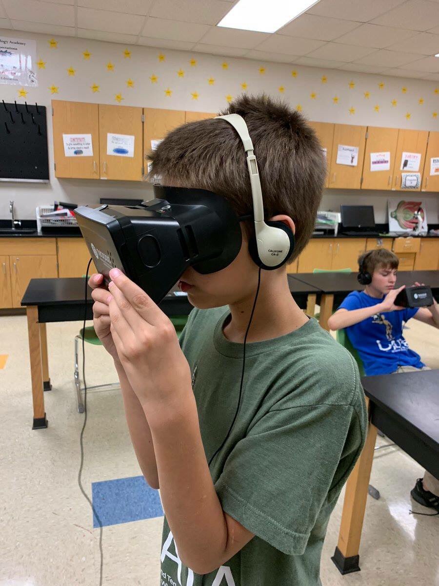 NEISD's tweet photo. DATA at Ed White MS takes a journey inside a cell thanks to VR technology! #theNEISDway https://t.co/uUCn6425m2