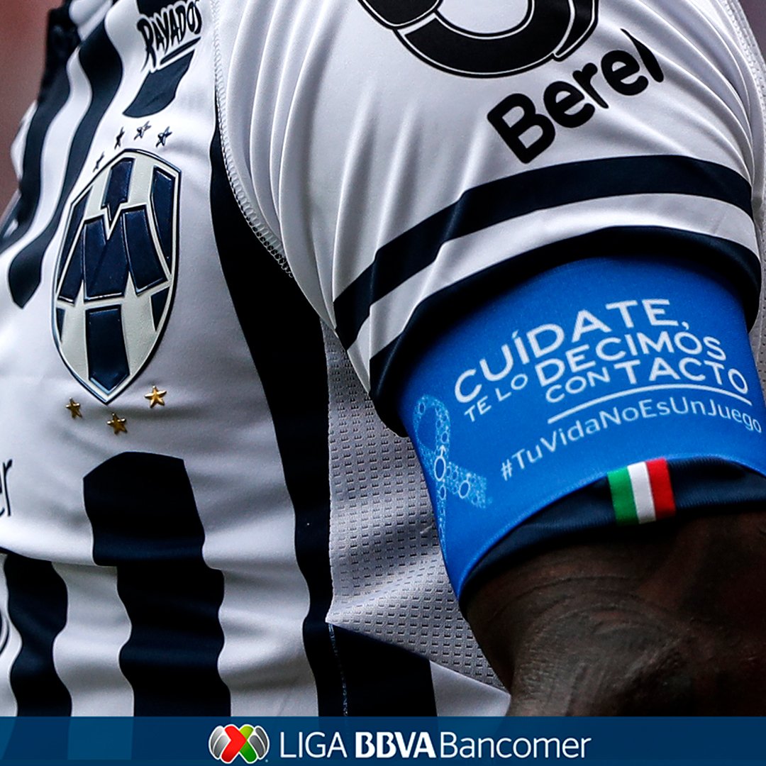 LigaBBVAMX's tweet photo. Las canchas se pintaron de rosa y azul. La familia del futbol mexicano inició el llamado para que aficionadas, aficionados, familiares y amigos tomen conciencia de la necesidad de prevención del cáncer de mama y próstata.

#TuVidaNoEsUnJuego 🎗 Revísate ⚽ #SienteTuLiga https://t.co/cqjcbmljFi