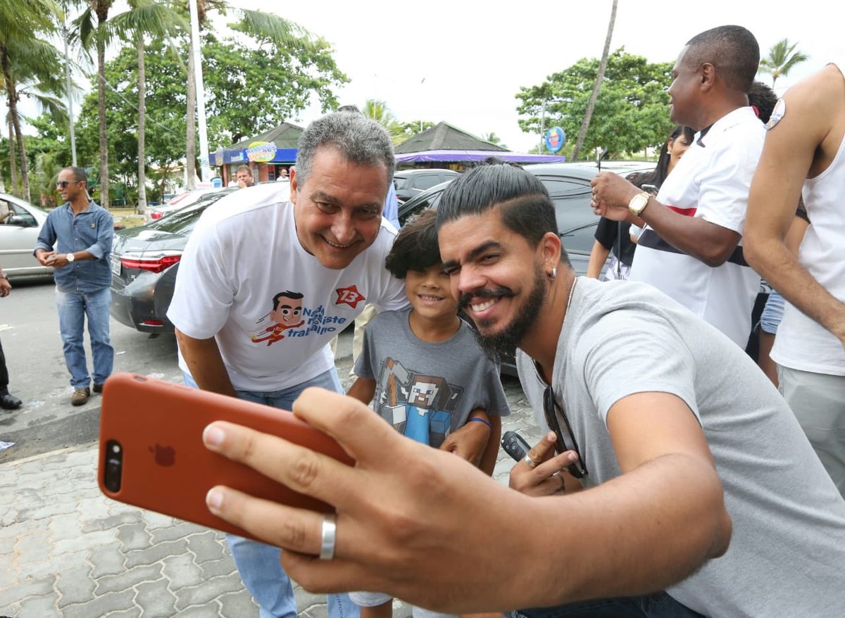 costa_rui's tweet photo. Enquanto @angelocoronel_ vota, a gente recebe o carinho do povo em Stella Maris. O time permanece firme e forte!!! #TimedoTrabalho https://t.co/AbMEfyZZGH