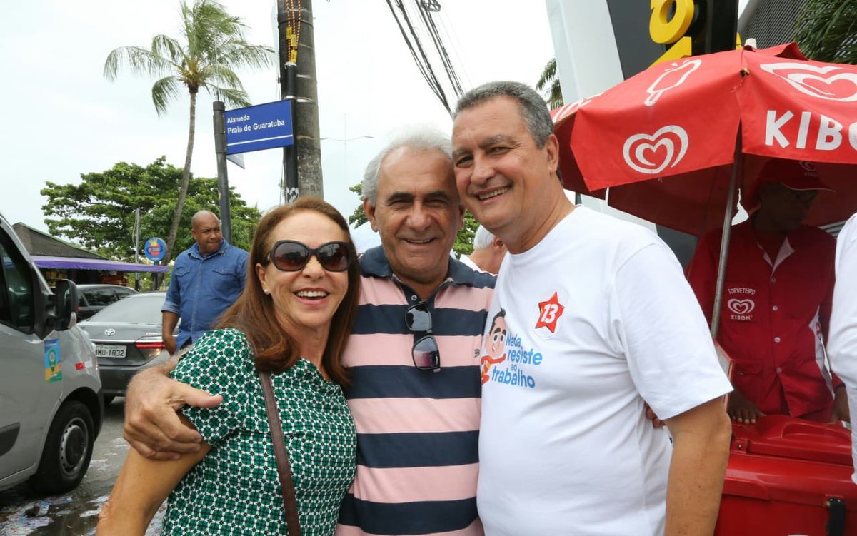 costa_rui's tweet photo. Enquanto @angelocoronel_ vota, a gente recebe o carinho do povo em Stella Maris. O time permanece firme e forte!!! #TimedoTrabalho https://t.co/AbMEfyZZGH