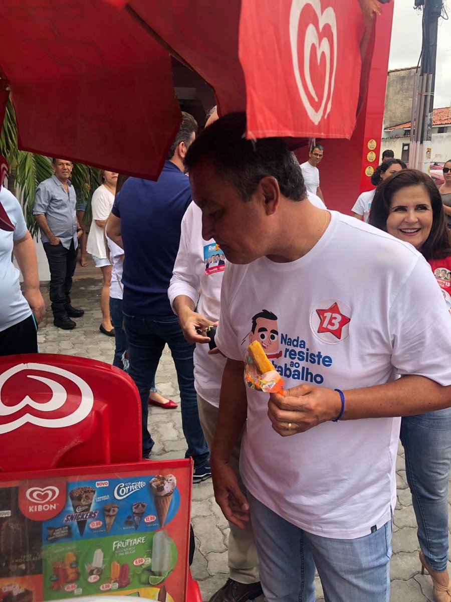 costa_rui's tweet photo. Enquanto @angelocoronel_ vota, a gente recebe o carinho do povo em Stella Maris. O time permanece firme e forte!!! #TimedoTrabalho https://t.co/AbMEfyZZGH