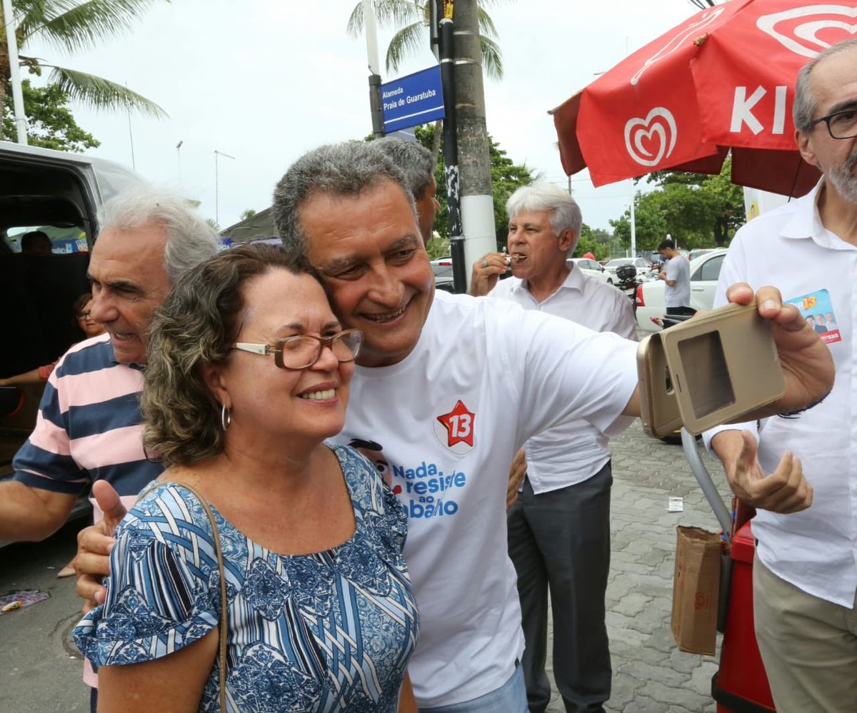 costa_rui's tweet photo. Enquanto @angelocoronel_ vota, a gente recebe o carinho do povo em Stella Maris. O time permanece firme e forte!!! #TimedoTrabalho https://t.co/AbMEfyZZGH