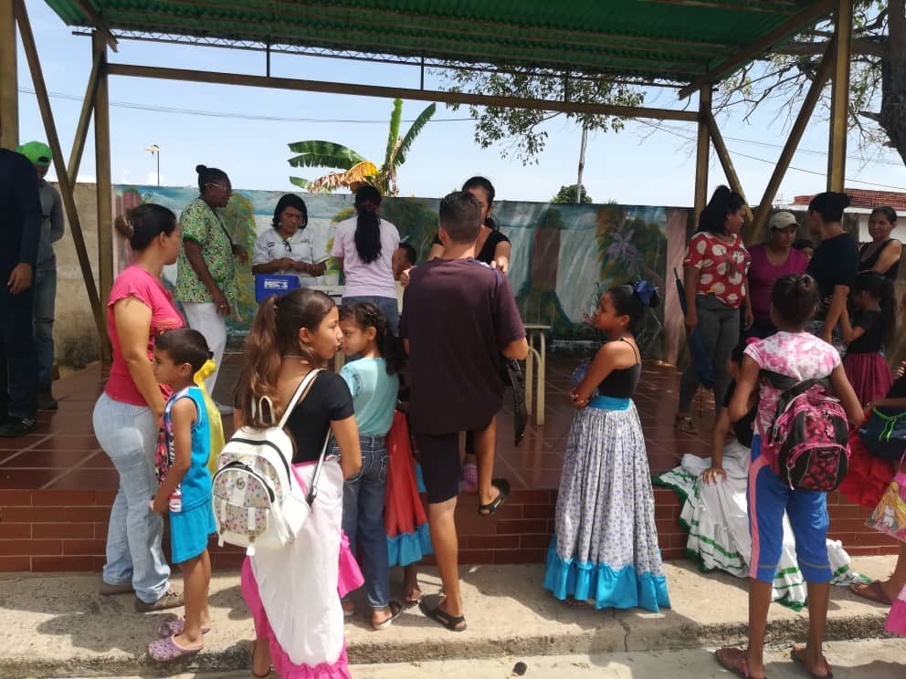 comandosergioh's tweet photo. #Ahora🛑 #07Oct  más de 200 personas beneficiadas con la colocación de vacunas, chequeo médico y entrega de medicinas #ConChavezNosotrosVenceremos #HeresEsDesarrollo @JustoNogueraP @NicolasMaduro @dcabellor https://t.co/AaeHJdgUzz