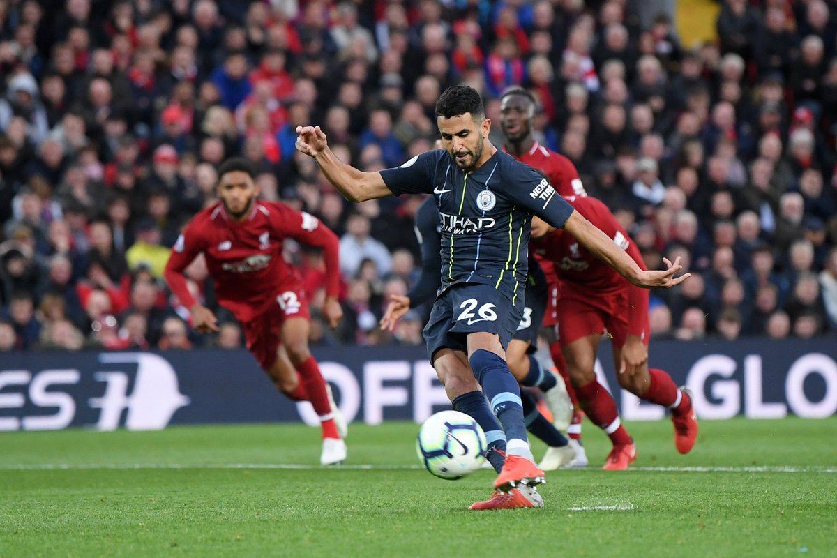 Mahrez, en la acción del penalti.