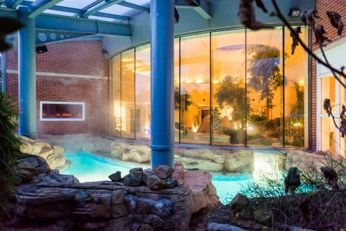 ragdalehall's tweet photo. How do you like the sound of spending #Christmas morning overlooking the glistening frost-covered countryside from our heated #RooftopInfinityPool? Christmas at Ragdale is the ultimate festive celebration: https://t.co/TYKWqmmrNv #AChristmasLikeNoOther https://t.co/jvCQKIecxm