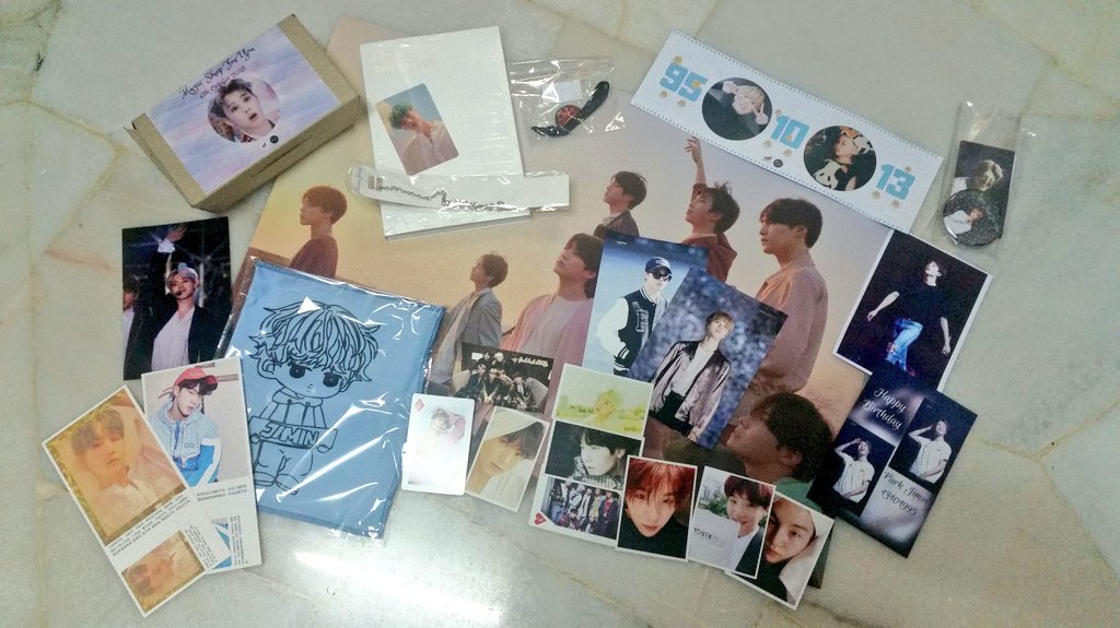 hayoonginis's tweet photo. thank you for the kits @NyumNyumBTS x @SmallHitStore (cloth designed by @masyidiary), the album @kpopstoreku, the giveaways by @kuehbenl, *abg reez* @truulyseokjin 😂, @annntaeee, @Alexlovetaetae and many more, i had fun at #MAGICSHOPFORYOU. 다들한테 진짜 고맙고 보라해요 💜 https://t.co/tVdVq8QTM0