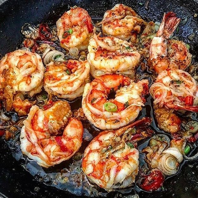 GrillinFool's tweet photo. Looking at all the flavorgoodness in the bottom of this pan, I can only imagine how great these shrimps taste
🦐🦐🦐
Pic taken by Credit to @the_little_viet_kitchen
Found via @surfnoturf
.
.
.
.
.
.
.
.
#surfnoturf #foodandwine #shrimp #feedfeed #buzzfe… https://t.co/teZQoBAYHH https://t.co/rZb2IzWDwS