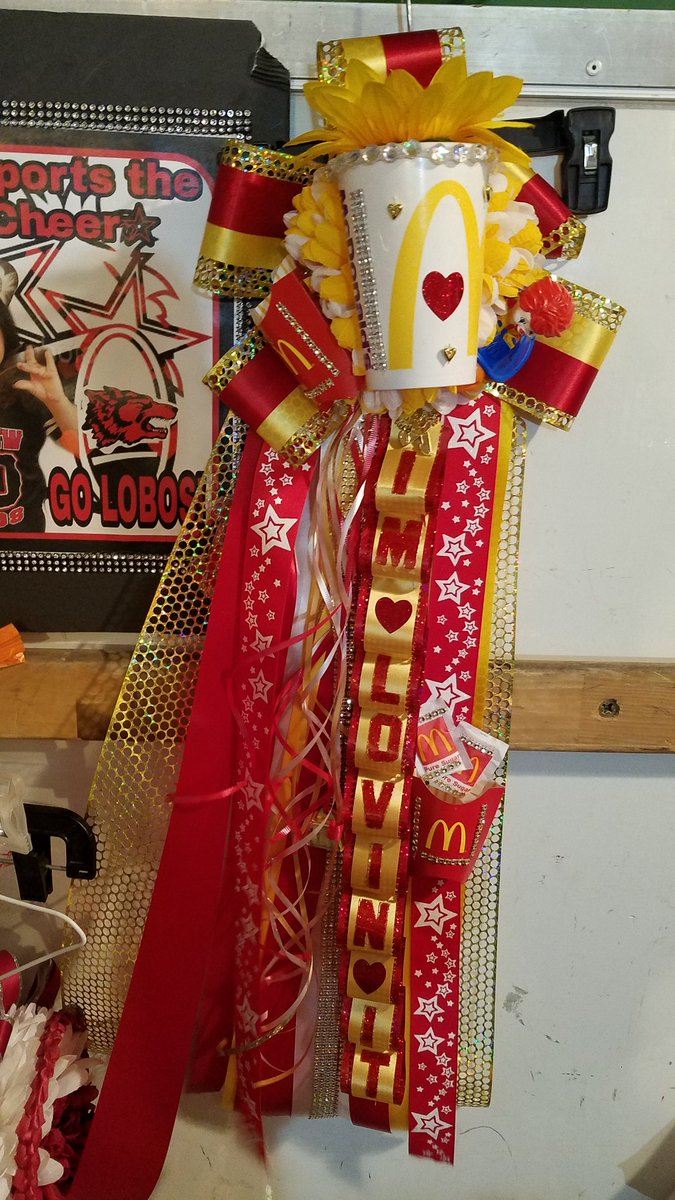 MaryJanePiwa's tweet photo. ❤I'm lovin' it❤....McDonald's Mum🍔🍟..want to stand out. Make it different.🍔🍟🍔🍟🍔🍟🍔🍟🍔(956)424-5540❤
#Homecoming #hoco18 #phslobos #texastradition #selenasgifts #mums #garters #McDonalds https://t.co/JU0HF8rLdc