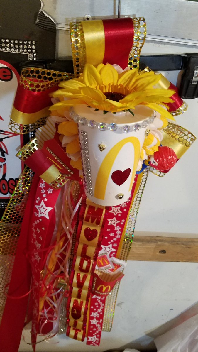 MaryJanePiwa's tweet photo. ❤I'm lovin' it❤....McDonald's Mum🍔🍟..want to stand out. Make it different.🍔🍟🍔🍟🍔🍟🍔🍟🍔(956)424-5540❤
#Homecoming #hoco18 #phslobos #texastradition #selenasgifts #mums #garters #McDonalds https://t.co/JU0HF8rLdc