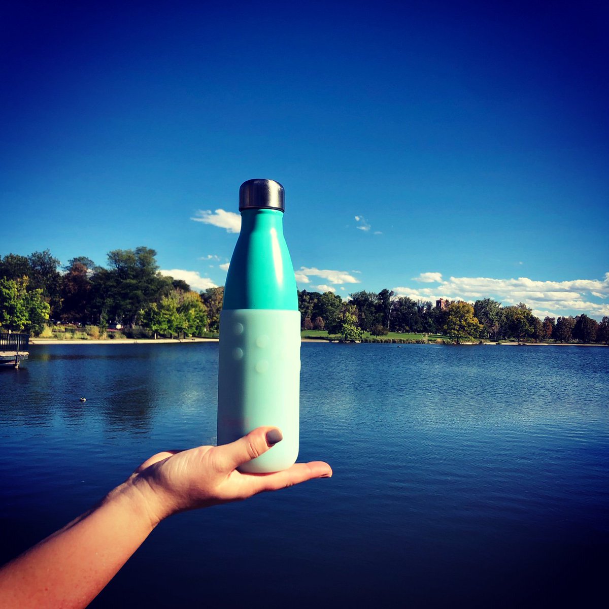 factgoods's tweet photo. Have a Swell bottle? Check out our latest product that gives back to charity! The GiveGrip silicone sleeve designed to fit 17oz Swell bottles. Adds grip &amp; protects your bottle from dings &amp; scratches. Get yours at https://t.co/foAYgv6ANV https://t.co/JpluM0IkPw