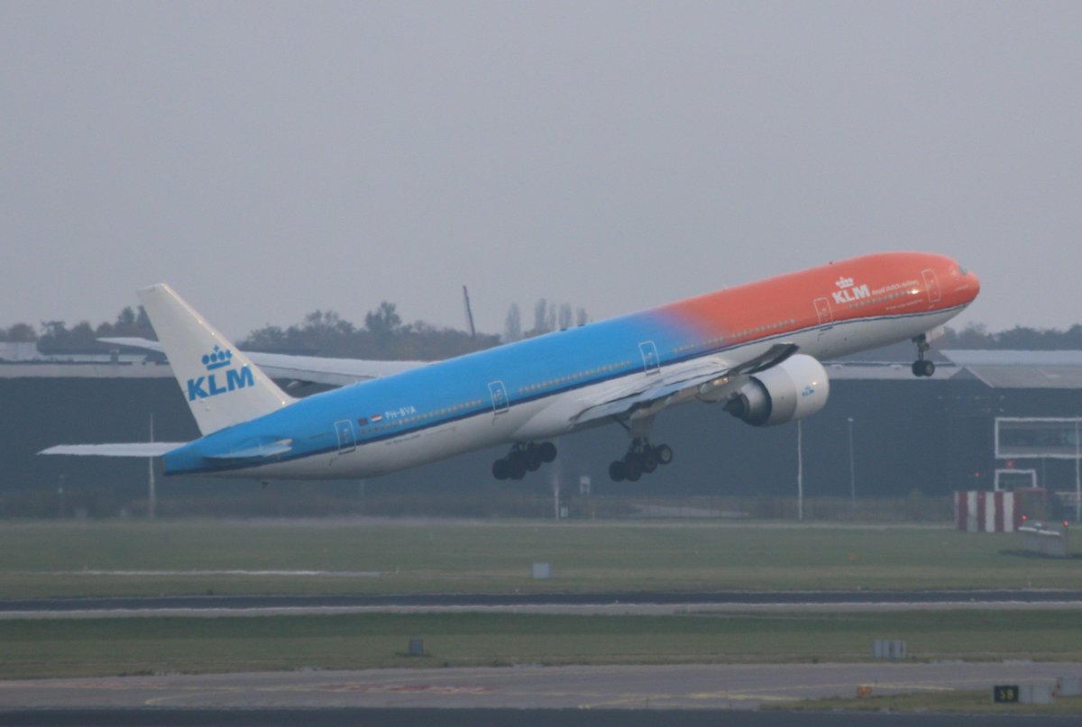 MT111tmd123's tweet photo. Happy birthday @KLM_UK !!!!
#KLMat99 https://t.co/F9xjsx70Av