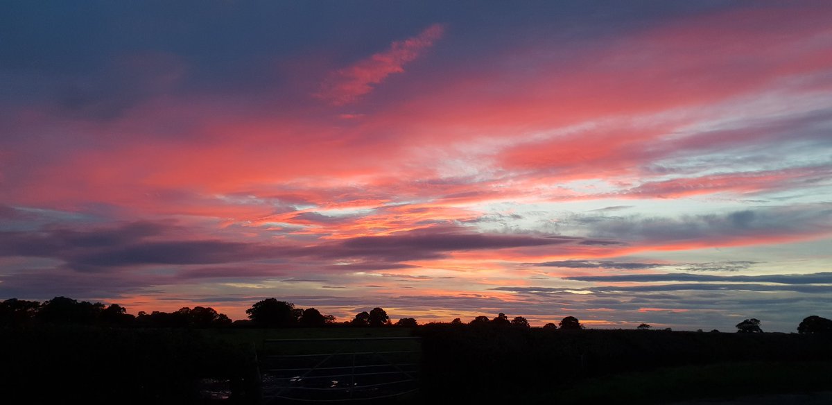 katherinemabey's tweet photo. My #selfcare today was pulling over for 5 mins on my way to work to breathe the air & watch the stunning #sunset before starting my shift. #take5mins @UHDBTrust https://t.co/4AvB0ES7hl