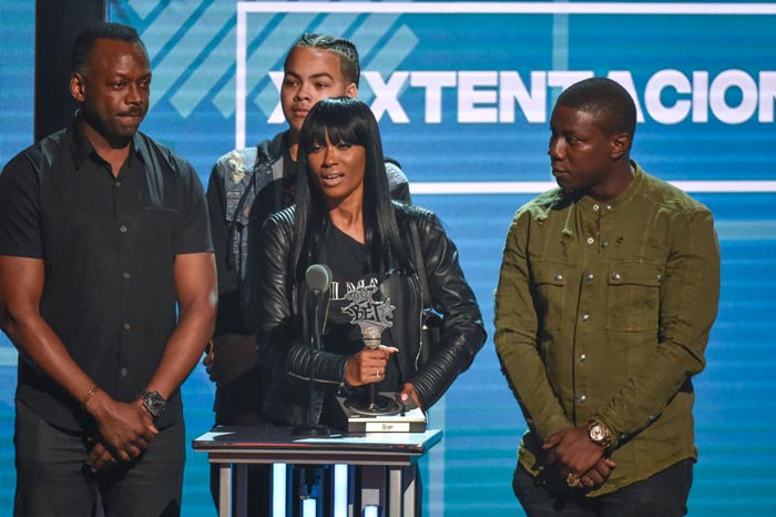 RapUp's tweet photo. XXXTentacion won Best New Hip Hop Artist at the 2018 BET Hip Hop Awards https://t.co/C19CbPheNK 🏆🙏🏽 https://t.co/0jFDr0EsYh