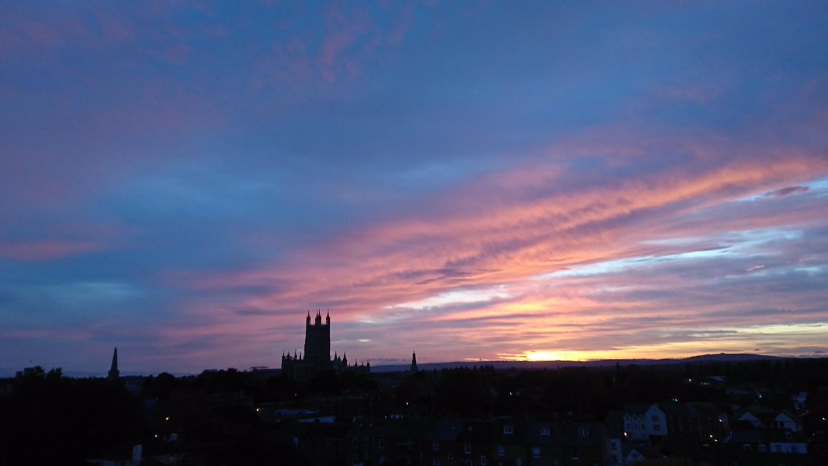 Gloster_Gal's tweet photo. What a sunset ❤️ #Gloucester #GloucesterCathedral #MayHill #Glowing Sun 7 October @GlosCathedral @GlosWeather @visit_cotswolds @VisitGloucester @moreGloucester @GlosSpy @RTGlos @deanstephenlake https://t.co/zthyCxFPAX