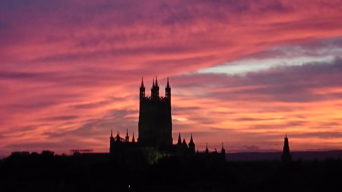 Gloster_Gal's tweet photo. What a sunset ❤️ #Gloucester #GloucesterCathedral #MayHill #Glowing Sun 7 October @GlosCathedral @GlosWeather @visit_cotswolds @VisitGloucester @moreGloucester @GlosSpy @RTGlos @deanstephenlake https://t.co/zthyCxFPAX