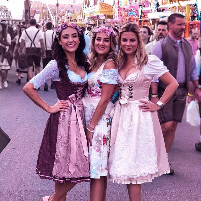 Während ich übers Wochenende für einen Kurztrip in der Toskana bin, sind die meisten meiner Freunde auf dem Volksfest 💕 Am Mittwoch bin ich auch wieder am Start und freu mich schon 💫
Welches Dirndl gefällt euch am besten?! 1 🎀 2 🎀 oder 3 🎀 *Werbu… ift.tt/2pHoBNg