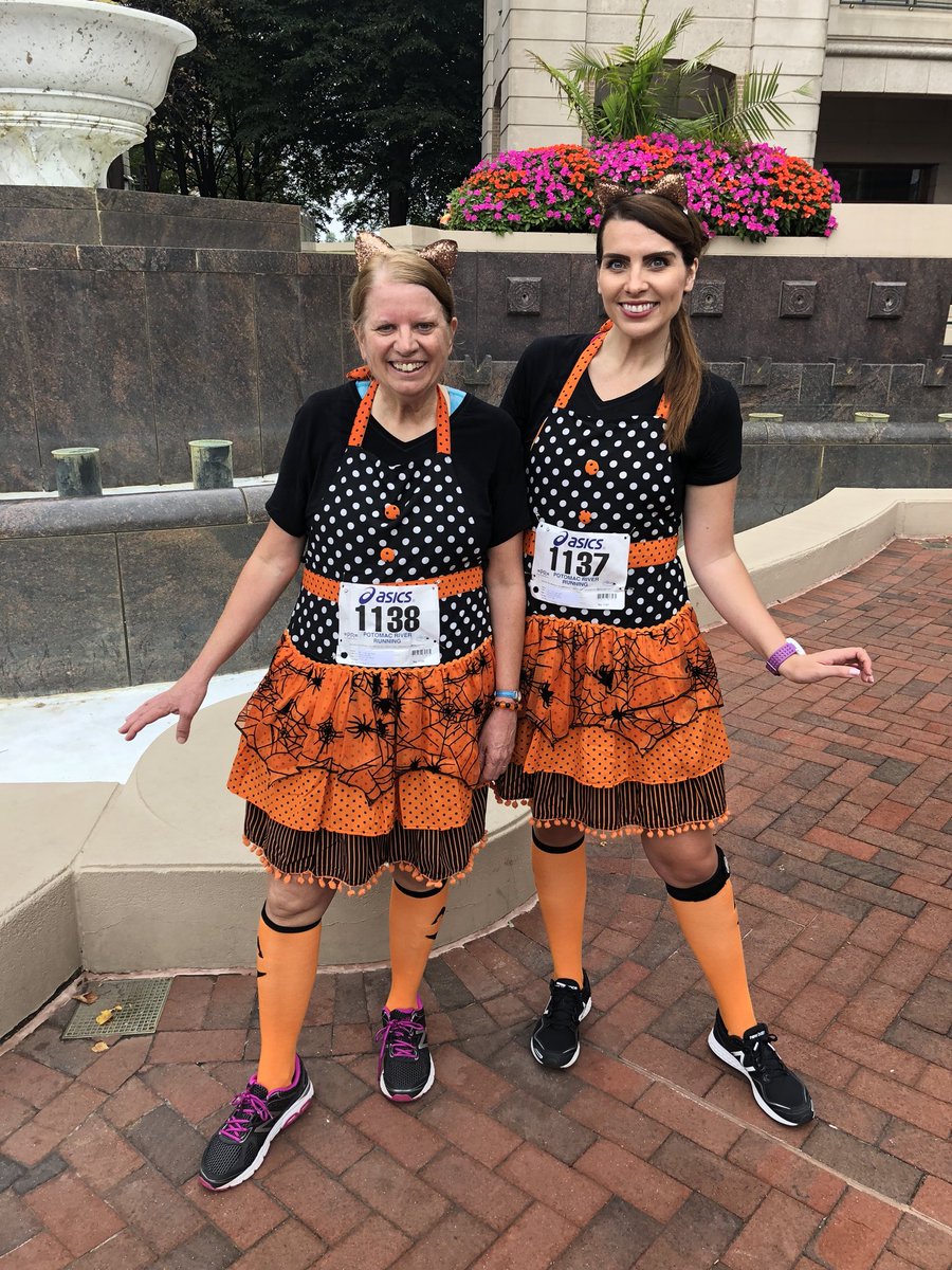 pluto898's tweet photo. Had fun running the Reston Pumpkin 5k this morning! 🎃🕷🕸 So proud of my mom for winning 2nd place in her age group! 🏃🏻♀️🎉✨ @PRRaces #restonpumpkin5k #prraces https://t.co/77rDJPg9a2