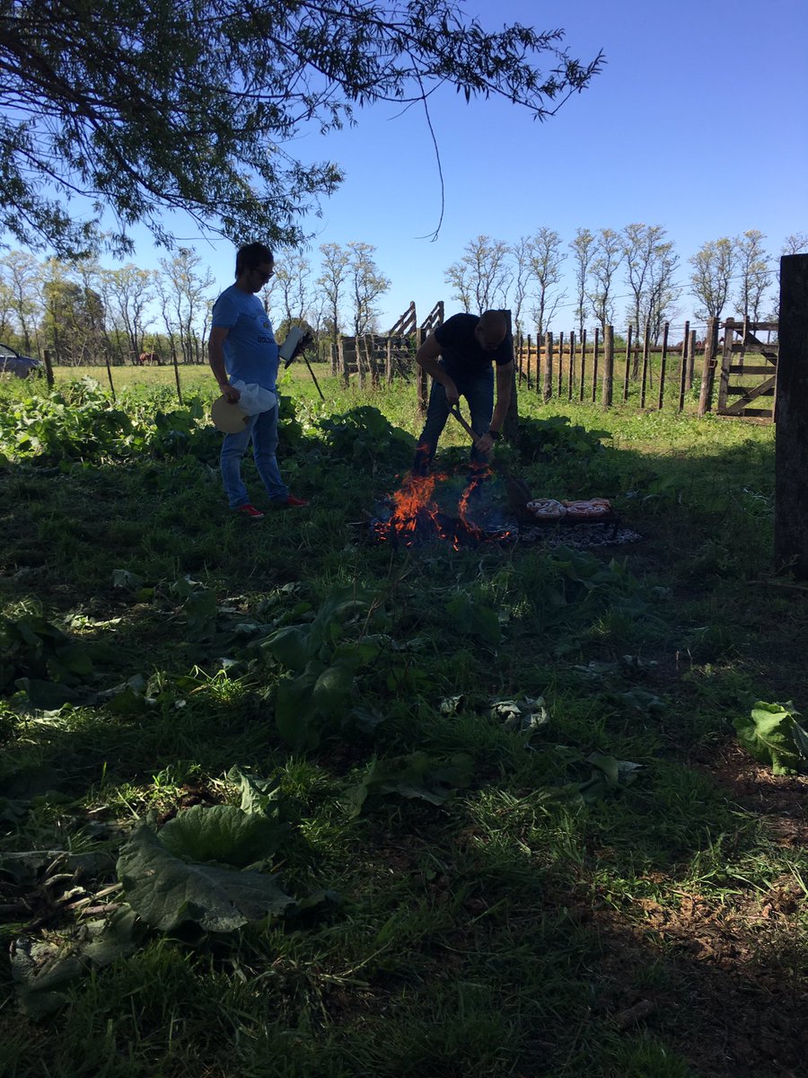 marcoscoropato's tweet photo. El equipo preparando el asado https://t.co/GHRxELlI6U
