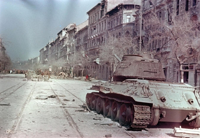 Танки в будапеште 1956. Советские солдаты в будапеште 1956. Венгерское восстание 1956. Ису-152 в будапеште 1956. Операция в венгрии.