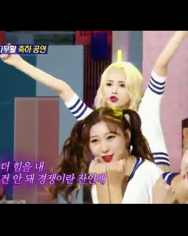 yeojines's tweet photo. e a Jinsoul com o braço quebrado volta a atacar https://t.co/a7KpSR6fW9
