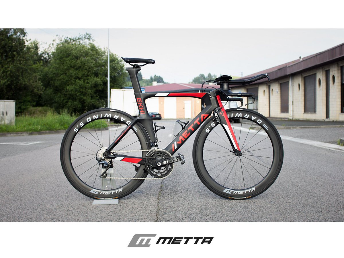 MettaBikes's tweet photo. TAN AGRESIVA,
COMO ESPECTACULAR.

Así era la #MettaEkhi con la que @odeigil participó en el pasado @trivitoria, realizando un parcial de bicicleta de 5h09'.

🚴‍♂️ Hecha para volar 💨
⚠️ Próximamente novedades 2019 ⚠️

#MettaCarbon #Metta #MettaBikes #CustomBuilt #YourDreamMadeReal https://t.co/mGZD8rmKDd